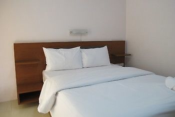Hotel Somjai House Si Racha Esterno foto